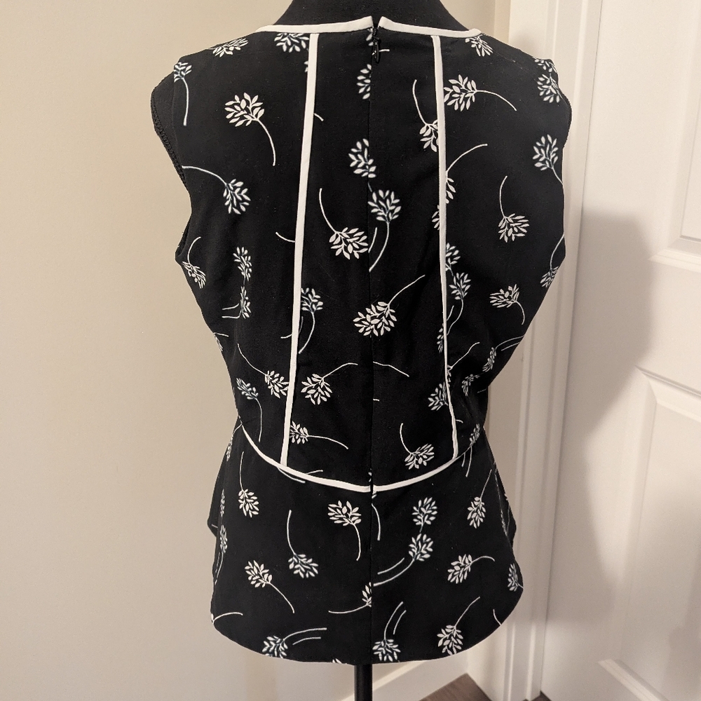 BANANA REPUBLIC | peplum top blouse, black, white flowers, medium, round neck - Picture 3 of 7
